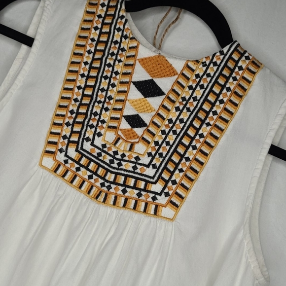 White Embroidered Sleeveless Top - Picture 3 of 6